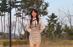 【波多野结衣】最美校園小姐姐！純情正妹穿上小洋裝，性感的「渾圓曲線」曝光了！【大发体育】