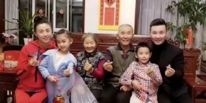 【波多野结衣】刘和刚携父母搬家一家十口露面，小10岁老婆惊艳，俩娃颜值似爸