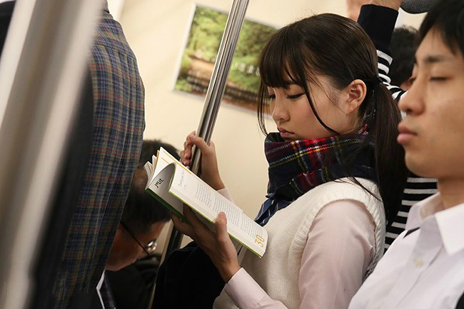 HND-633: 回家的电车!清纯制服学生妹枢木葵在回家的电车里被盯上!
