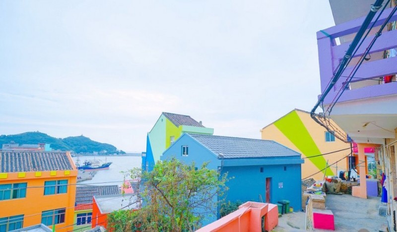 媲美韩国梨花壁画村的浙江七彩童话小镇，成新晋网红打卡目的地