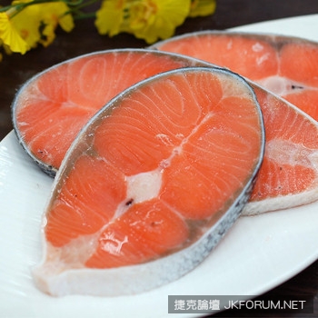 鮭魚切片靠枕，躺著彷彿聞到魚腥味啊！