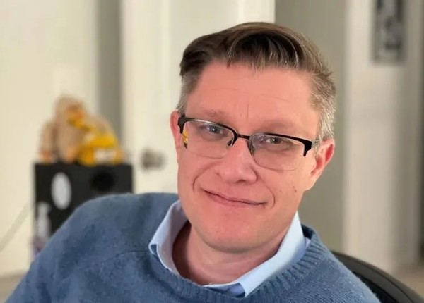 迈克·温克尔曼 美艺术家Beeple展出人头机器狗 含马斯克、扎克伯格等