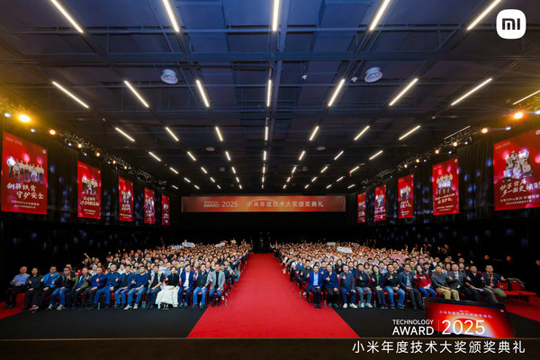 雷军再次强调将投入2000亿元搞研发 芯片获千万大奖 雷军再次强调将投入2000亿元搞研发 芯片获千万大奖