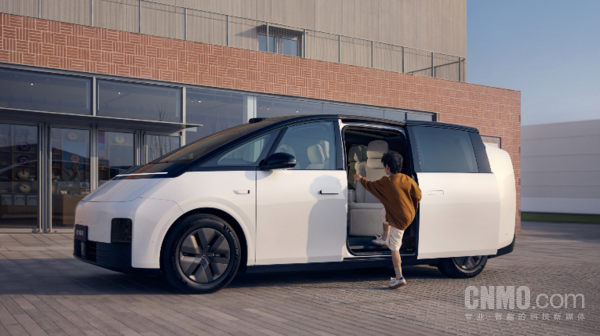 理想MEGA 理想汽车双冠:MEGA与L9领跑2025年保值率榜单!