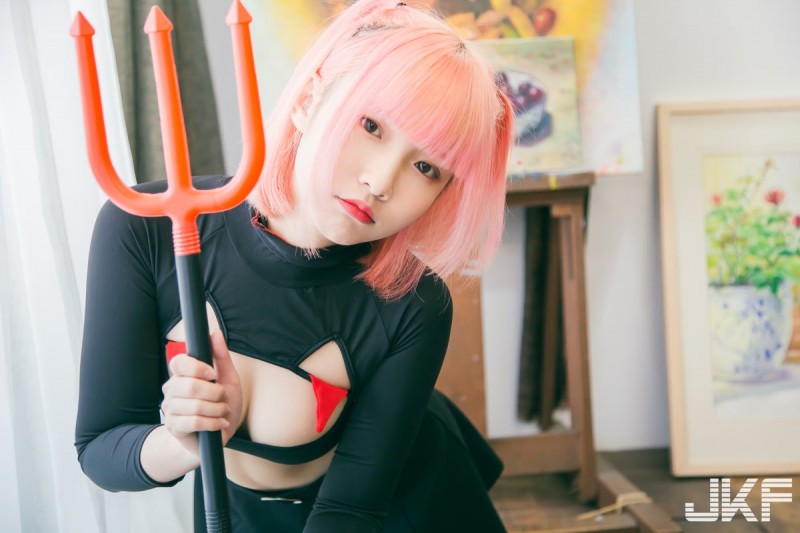 二次元少女「咖咖」挖空爆乳服辣到翻，超深事業線瞬間把你征服！