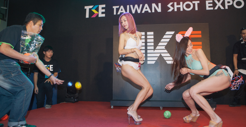 各位選手預備「射到進洞」！女神翹起美臀被球衝撞！特寫畫面太猛…